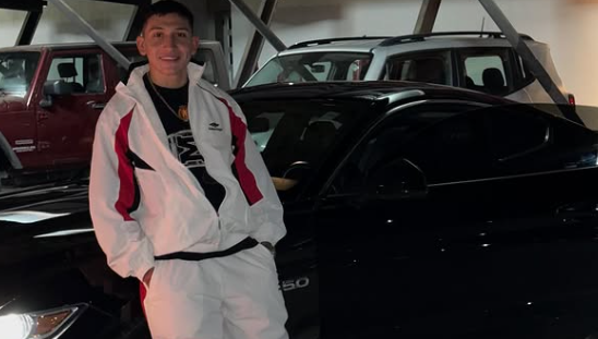 Masivo, bro: un influencer pinchó la rueda de su Mustang en plena Autopista y solo consiguió repuesto en Funes